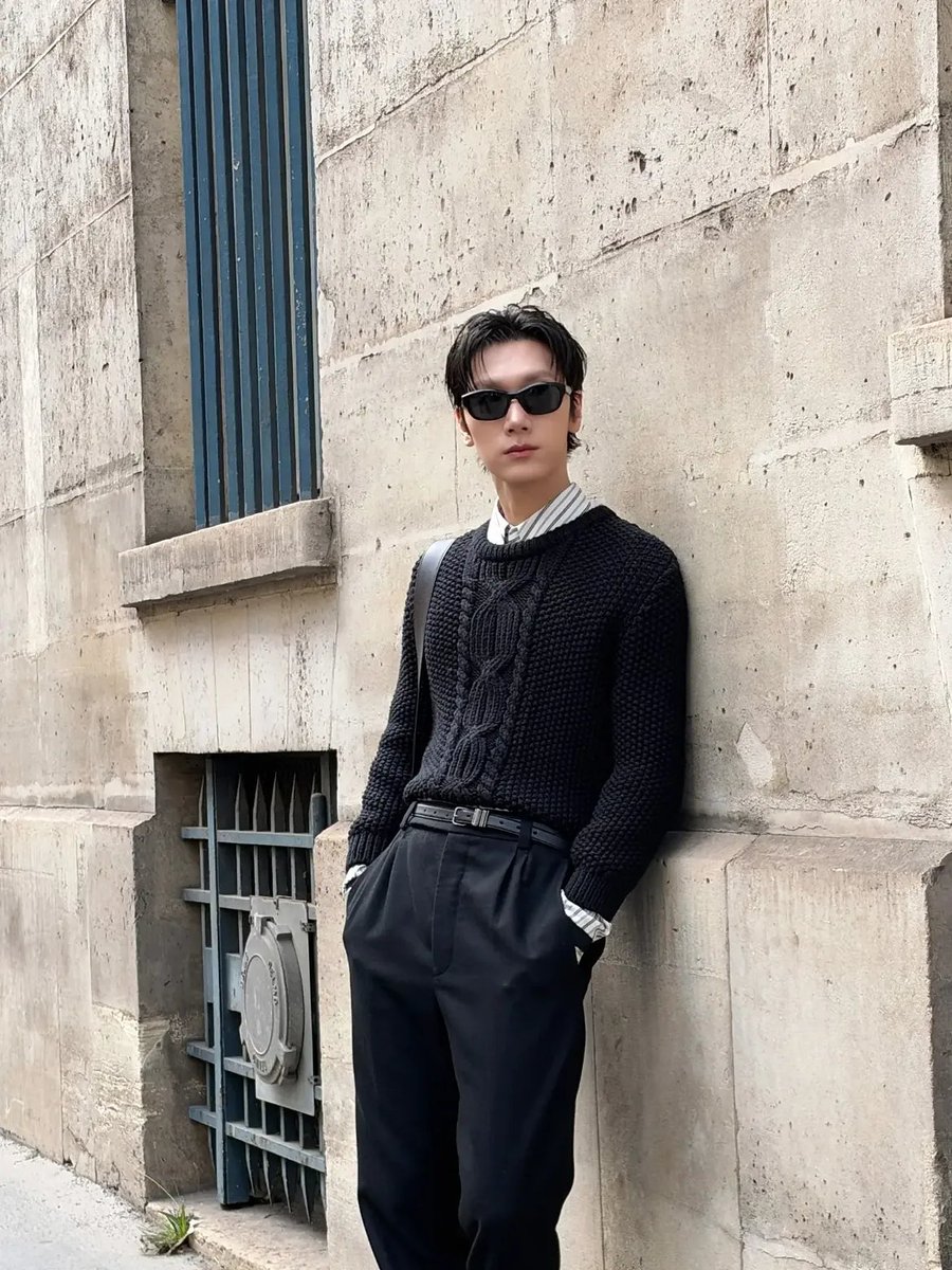 EverydaynewsTH's tweet photo. แว่นมานี่มา ส่งภาพพ่อหนุ่มปารีสบอย "พี่เตนล์-ชิตพล" Saint Laurent Brand Ambassador ก่อนร่วมชมแฟชั่นโชว์ Saint Laurent Women's Summer 27 ณ กรุงปารีส ประเทศฝรั่งเศส ✨

#EVERYDAYth #TEN
#TENxSaintLaurent
#TENtoParisFashionWeek
#YSL #SaintLaurent https://t.co/UOljwlj04n