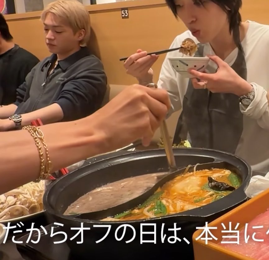 qljj27's tweet photo. きょへ、机にもなってくれるしアクも取ってくれるし優しすぎる、、なに😭😭 https://t.co/QSmq7rivPm