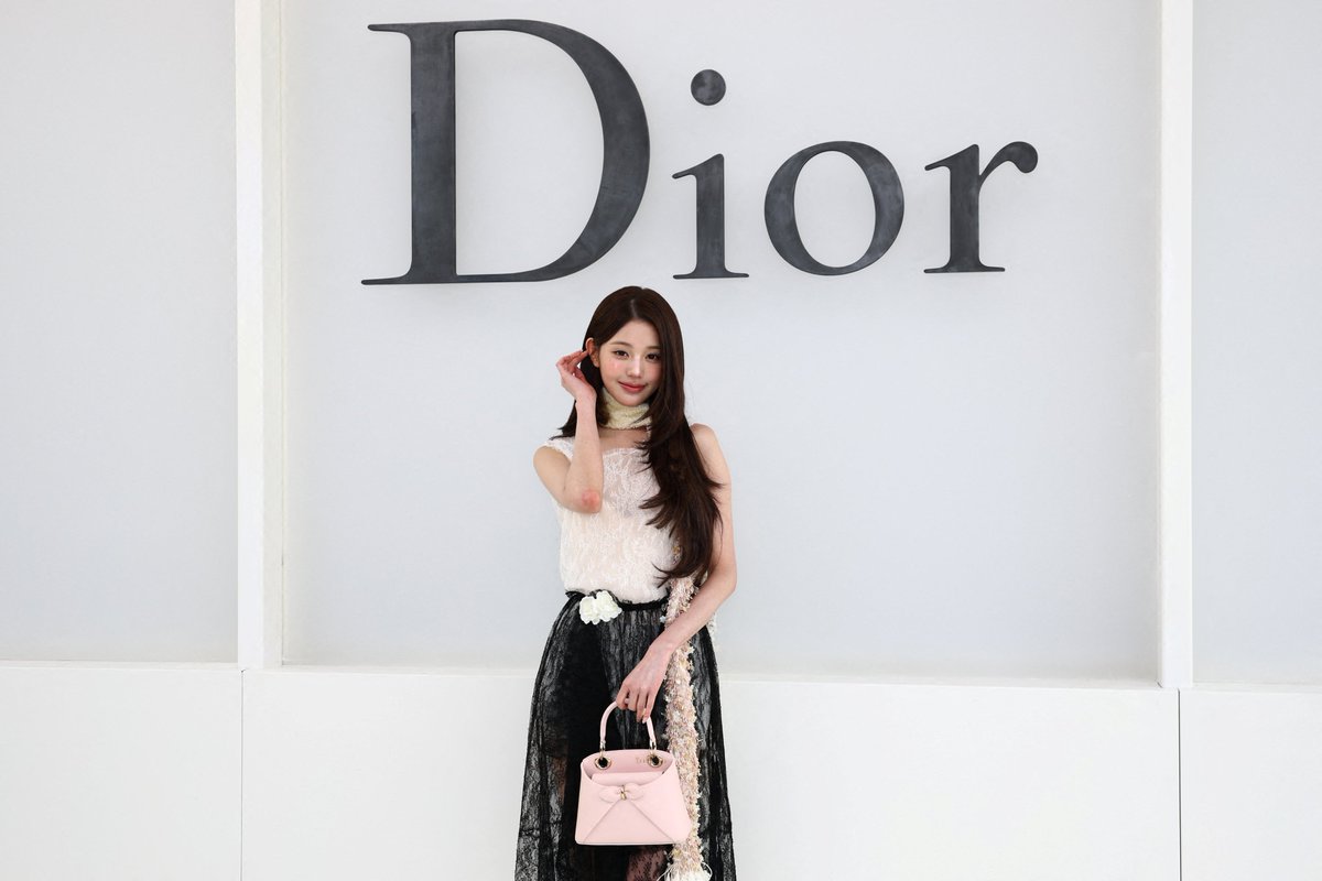 ellejapan's tweet photo. 【2027春夏パリフロントロウ速報】#IVE #ウォニョン が「ディオール」に来場。

▼記事はこちら
https://t.co/73rcVbZ9Q7

#DiorSummer27 #WonyoungDiorSummer27 #Wonyoung https://t.co/ydLmDsASiv