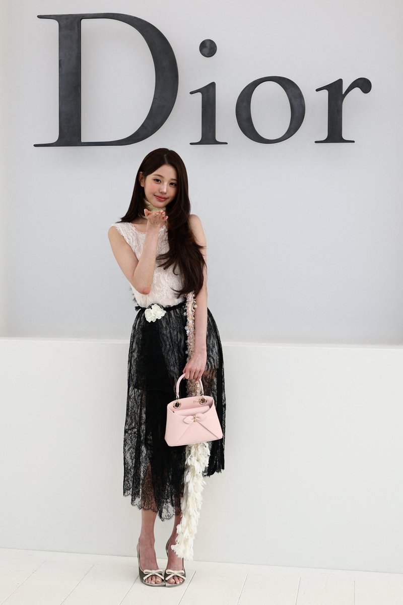 ellejapan's tweet photo. 【2027春夏パリフロントロウ速報】#IVE #ウォニョン が「ディオール」に来場。

▼記事はこちら
https://t.co/73rcVbZ9Q7

#DiorSummer27 #WonyoungDiorSummer27 #Wonyoung https://t.co/ydLmDsASiv