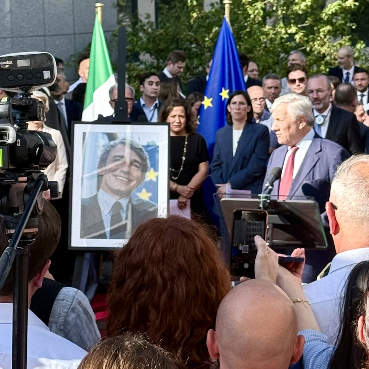Giorgiolaporta's tweet photo. Trovatele voi le differenze tra un Governo che sta commemorando #DavidSassoli durante l’intitolazione di una sede del #ParlamentoEuropeo e una #sinistra che sta usando il 90º compleanno di #SilvioBerlusconi per vomitare odio anche su un defunto.
Siete perdenti. E non parlo di voti
#29settembre