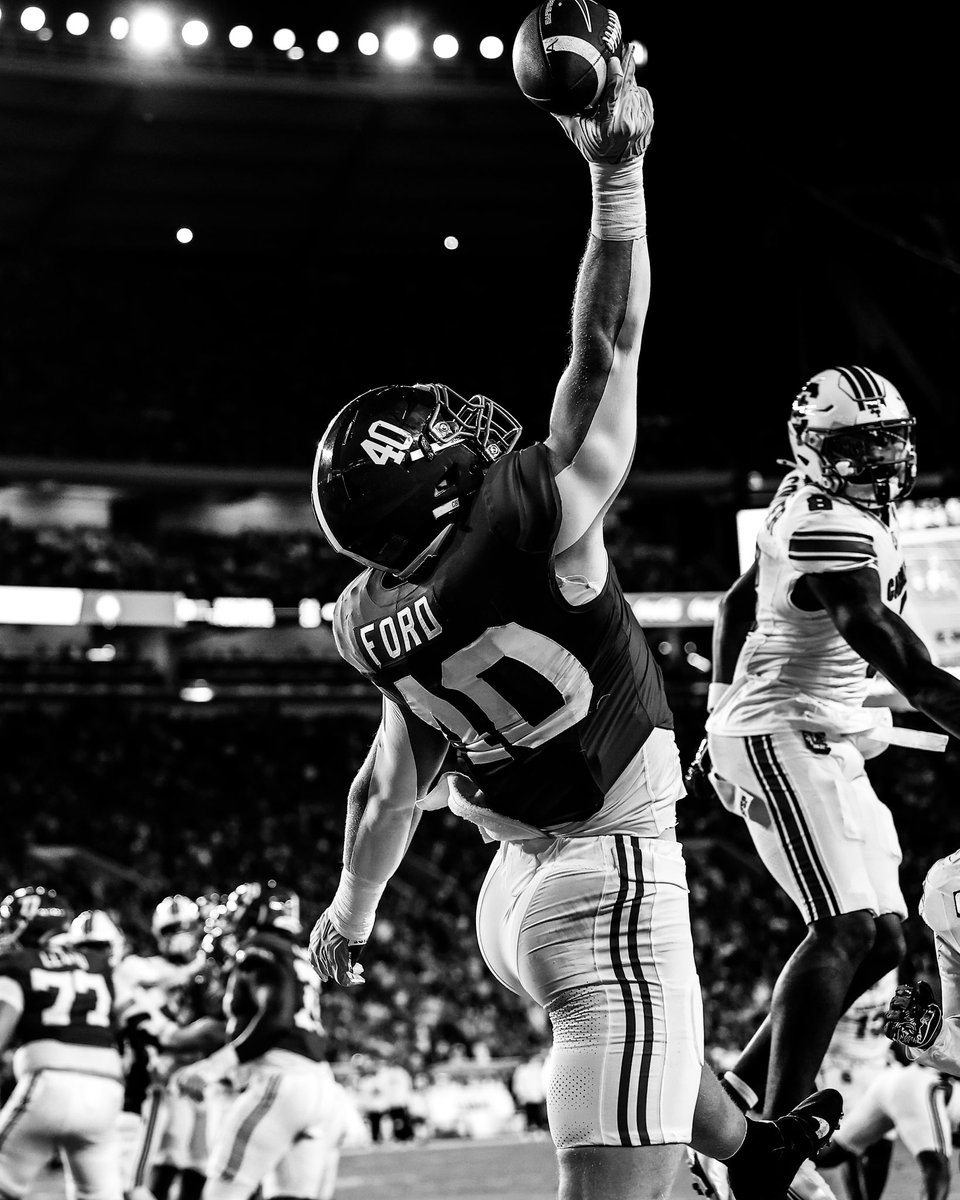 AlabamaFTBL's tweet photo. Pure Grit. ⚫️⚪️ https://t.co/cF7ieF5Qee