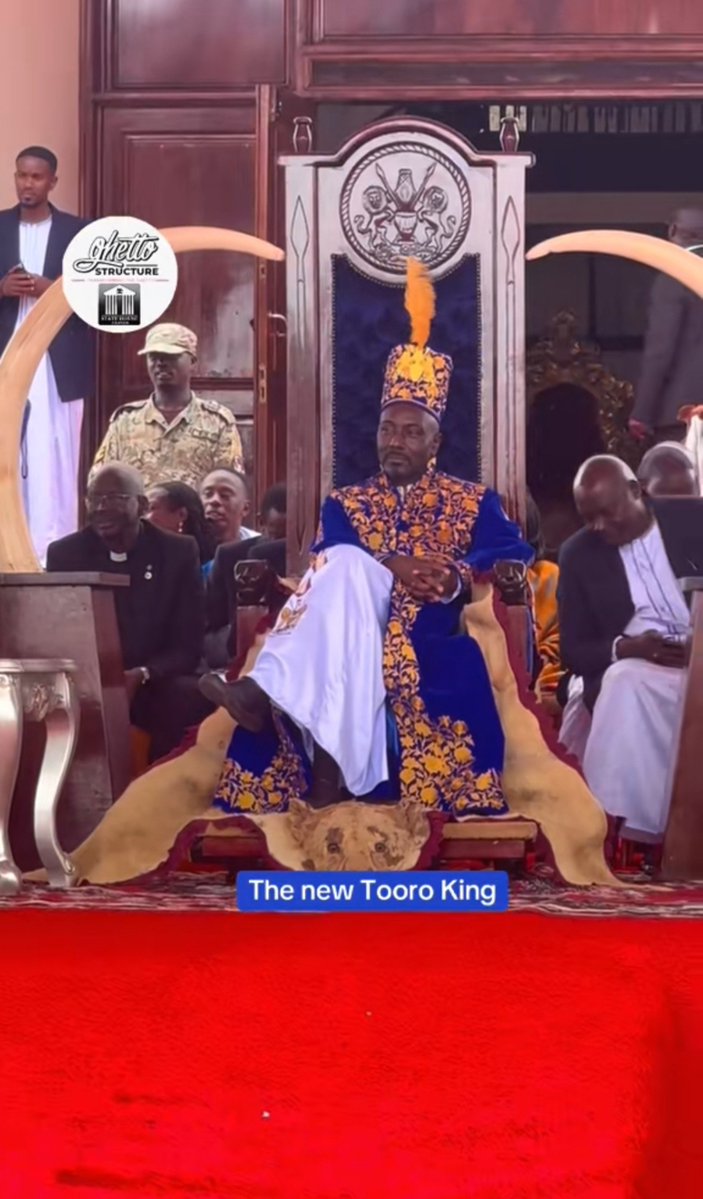 Omutunzi_Wa_256's tweet photo. Is a king supposed to cross legs really 🤔 . https://t.co/BqpfBVGElN