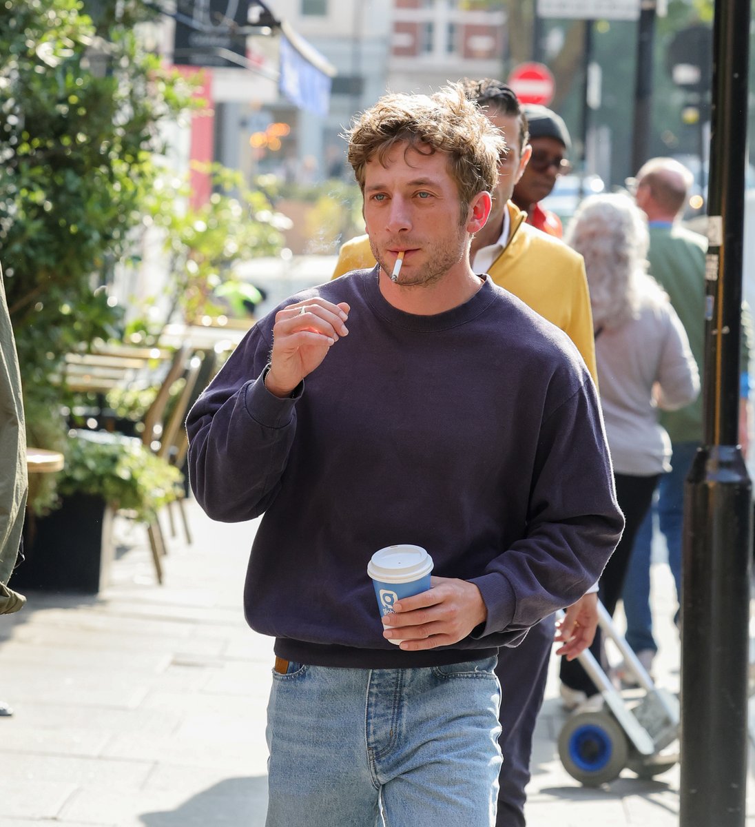jeremyawphotos's tweet photo. Jeremy Allen White out and about in London. 🥵 https://t.co/C0BX9qPmEV