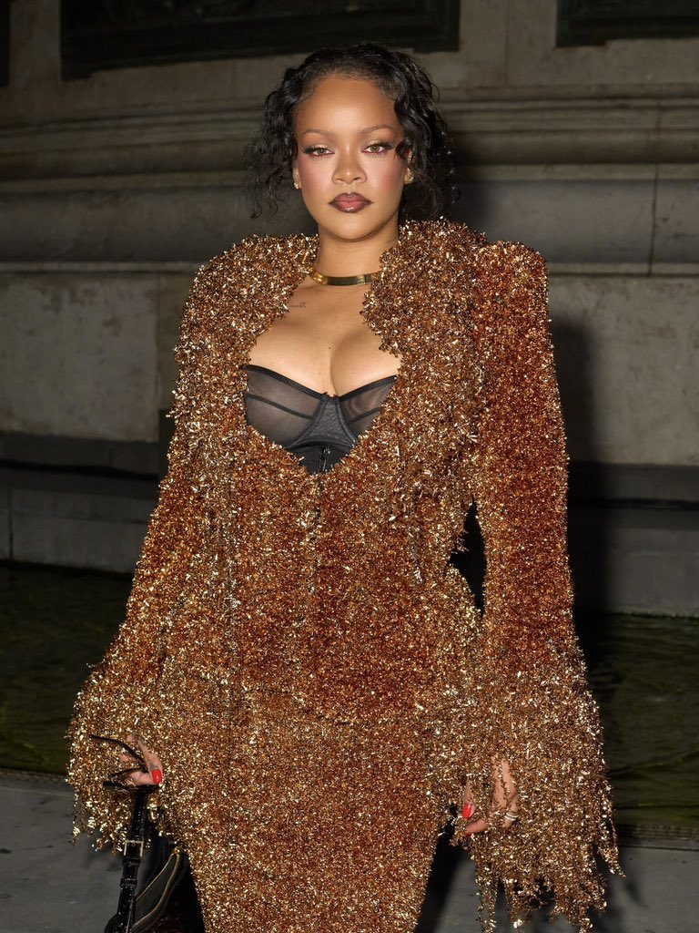 blacktwiterthrd's tweet photo. Rihanna looking gorgeous at the Matières Fécales SS27 show. https://t.co/kpBXbZNPaD