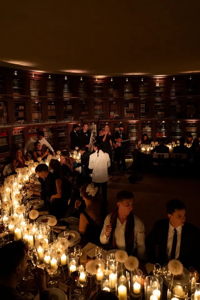 dovecameronbr's tweet photo. Confira a adega onde foi realizada a festa pós cerimônia civil de Dove Cameron e Damiano David. Teve banda ao vivo, decoração de dente-de-leão, cigarros a vontade para os convidados e o primeiro prato servido foi um risoto. https://t.co/UP14z7BR5n