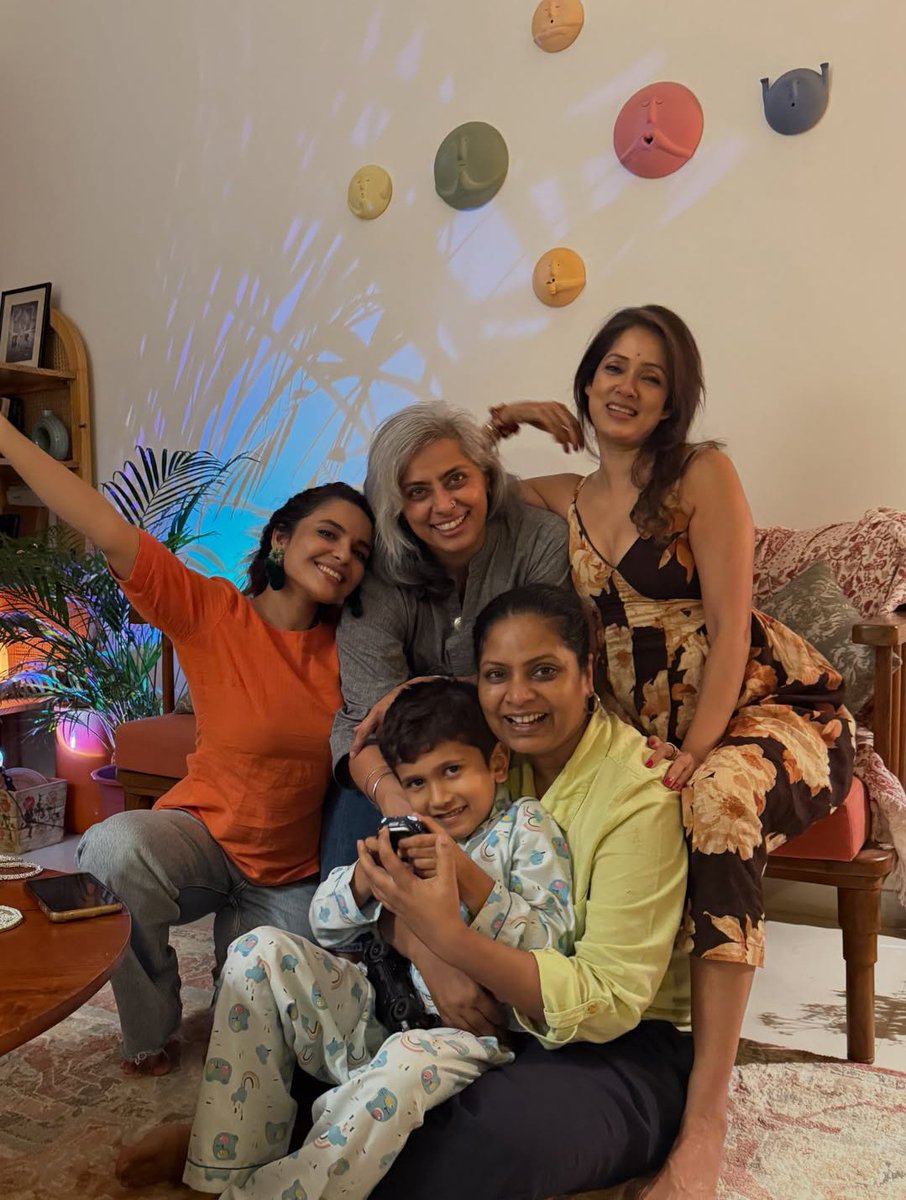 AlwaysBollywood's tweet photo. #ShahRukhKhan 's #ChakDeIndia girls reunite after 20 years ✅

Actress @Chitrashirawat has taken fans on a nostalgic trip by sharing a glimpse of a reunion with her Chak De! India girls, Vidya Malvade, Shubhi Mehta, Seema Azmi. In the pictures, Chitrashi is seen posing alongside some of her former co-stars.