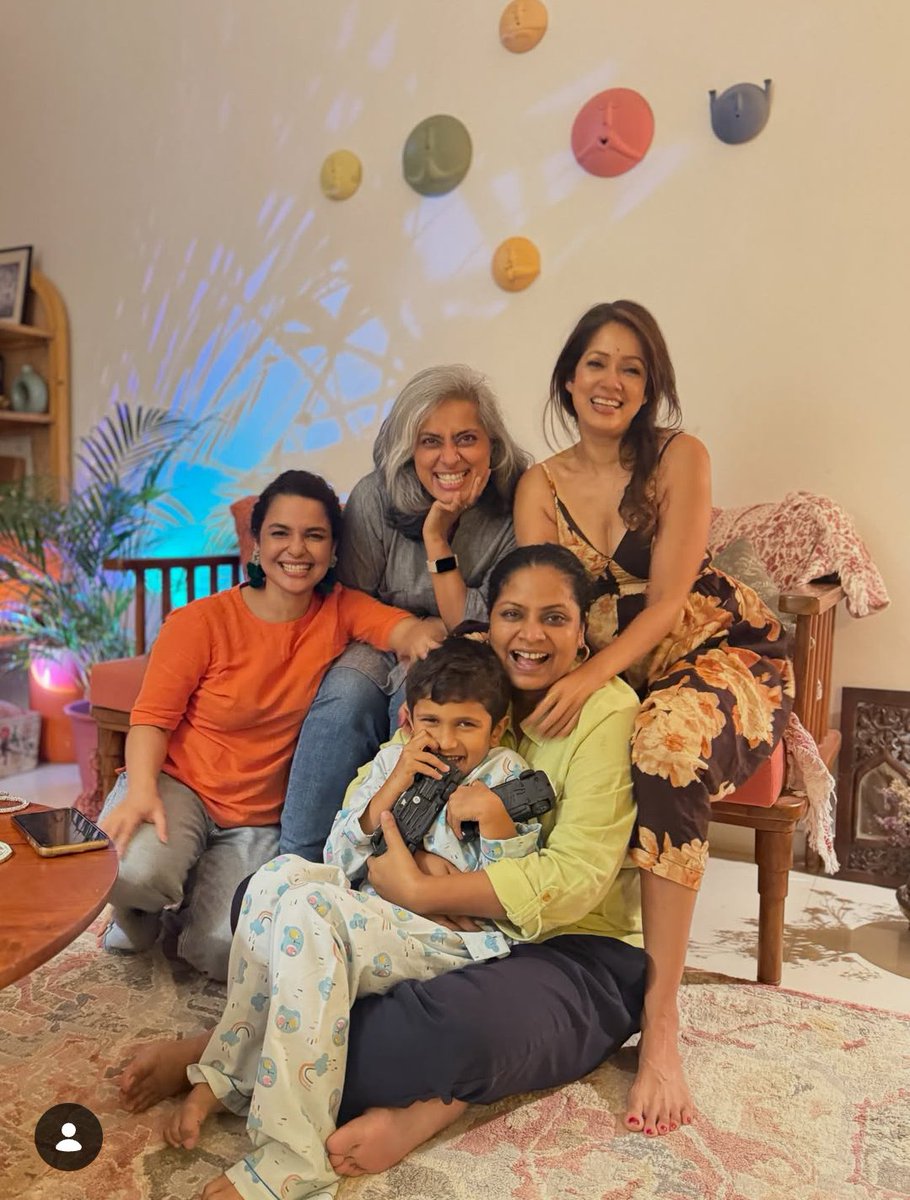 AlwaysBollywood's tweet photo. #ShahRukhKhan 's #ChakDeIndia girls reunite after 20 years ✅

Actress @Chitrashirawat has taken fans on a nostalgic trip by sharing a glimpse of a reunion with her Chak De! India girls, Vidya Malvade, Shubhi Mehta, Seema Azmi. In the pictures, Chitrashi is seen posing alongside some of her former co-stars.
