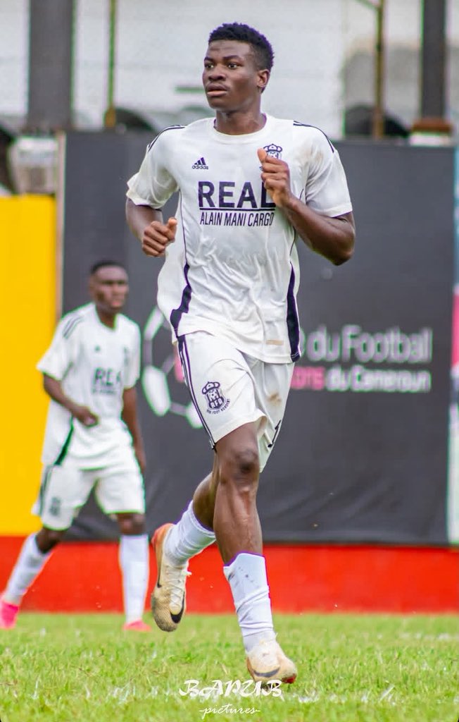 MCFoot237's tweet photo. 📸 Le jeune Mpondo Mpondo Alphonse Kingue de retour à la maison, mais sous les couleurs de Real Foot le week-end dernier lors d’un match amical. 🦁🇨🇲

Le jeune U20 continue son apprentissage en attendant qu’un challenge en Occident s’offre à lui.

@mc_foot_237 https://t.co/FXF0TO4AvP