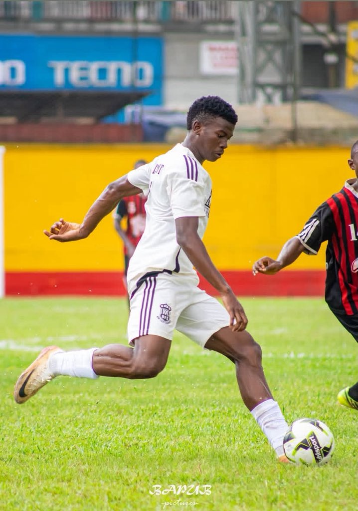 MCFoot237's tweet photo. 📸 Le jeune Mpondo Mpondo Alphonse Kingue de retour à la maison, mais sous les couleurs de Real Foot le week-end dernier lors d’un match amical. 🦁🇨🇲

Le jeune U20 continue son apprentissage en attendant qu’un challenge en Occident s’offre à lui.

@mc_foot_237 https://t.co/FXF0TO4AvP