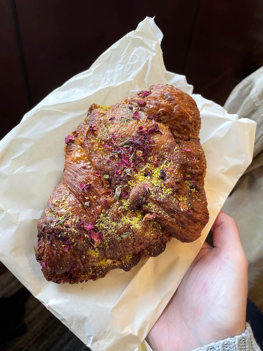 BuffetMagazine's tweet photo. How does a neighborhood go from zero bakeries to four bakeries in the span of a few years? How much power can a neighborhood association really have?? How beautiful can a brownstone-lined block be on a crisp autumn day???

@cal_hitchcock reports from Brooklyn https://t.co/SkU4OAxUPd
