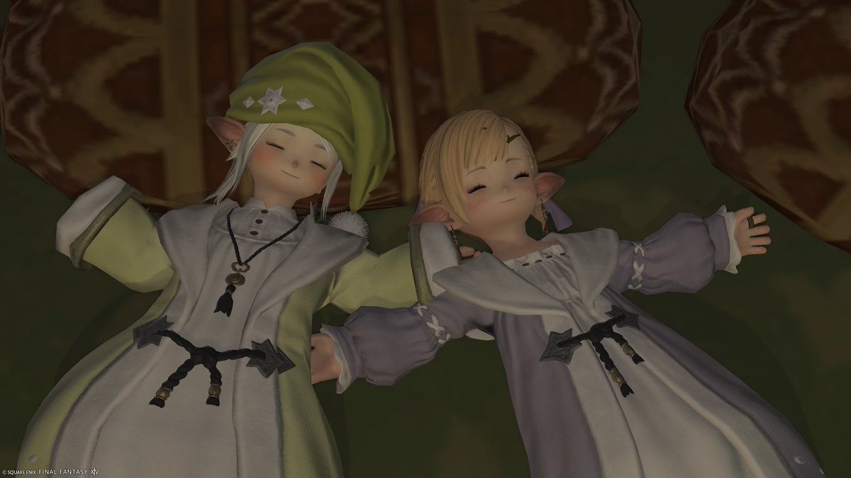Lolopu_ff14's tweet photo. もう寝る時間だからお布団で落ちよう！ってアパルトメントのベッドに向う
↓
「ゴールドソーサーの時間だ！！」ってなってゴールドソーサーに行ってジャンピングアスレチックをする
↓
もうここでいいや！ってなってそのままゴールドソーサーで野宿しながら落ちる姉妹の図 https://t.co/el6i7hVgCO
