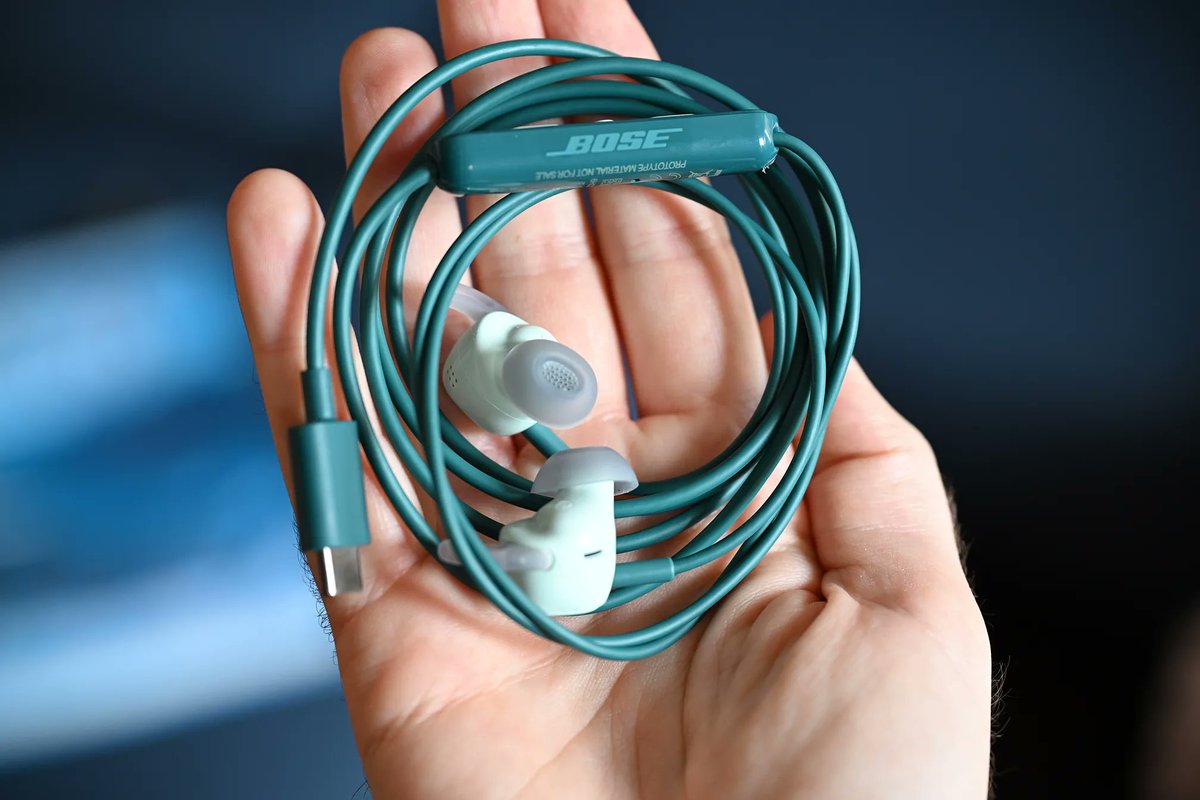 Carlos_Vassan's tweet photo. 🚨 BOSE VOLVIÓ AL CABLE 🎧 sus nuevos audífonos USB-C con cancelación activa de ruido 

🔋 No tienen batería interna
❌ No Bluetooth
❌ No emparejamiento
❌ No cargar los audífonos
Conectas el USB-C y listo

Además, ofrecen audio sin pérdidas y cuestan $99 dólares

Bose dijo: volvamos a las raíces😂
Aquí te dejo toda la info sobre esta vuelta👇
https://t.co/NX1u7zXPF6