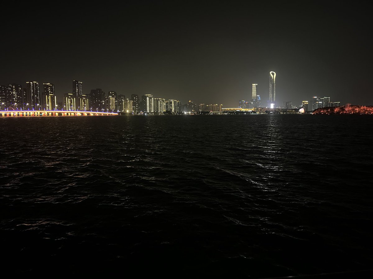 Tom5qe0f's tweet photo. 湖风吹的很舒服 https://t.co/l0IY062jDp
