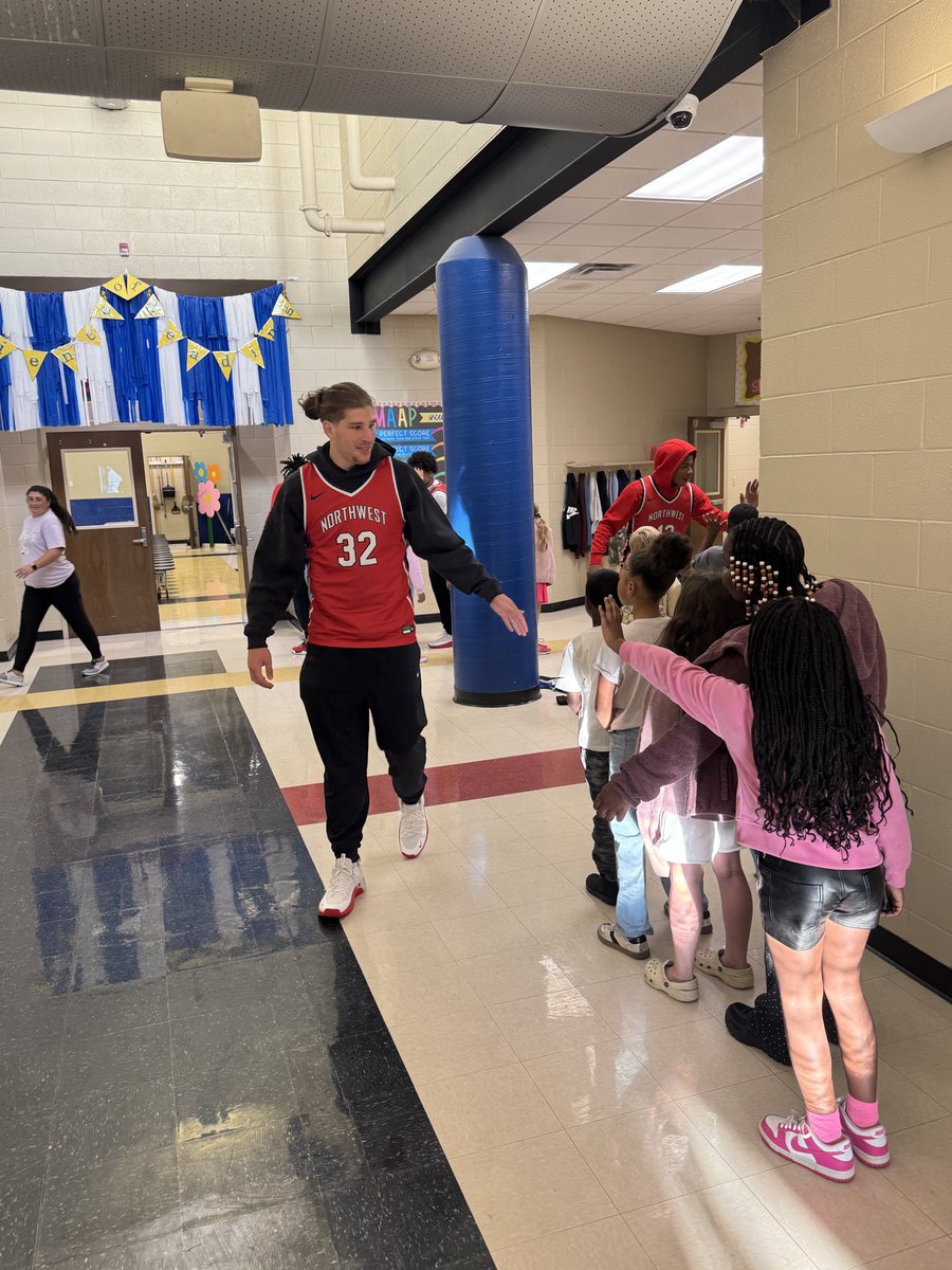 NWCC_MBK's tweet photo. Our guys had a good time this morning at Senatobia Elementary greeting and giving out high-fives during homecoming week! Go Rangers https://t.co/EqVCqCG5Gk