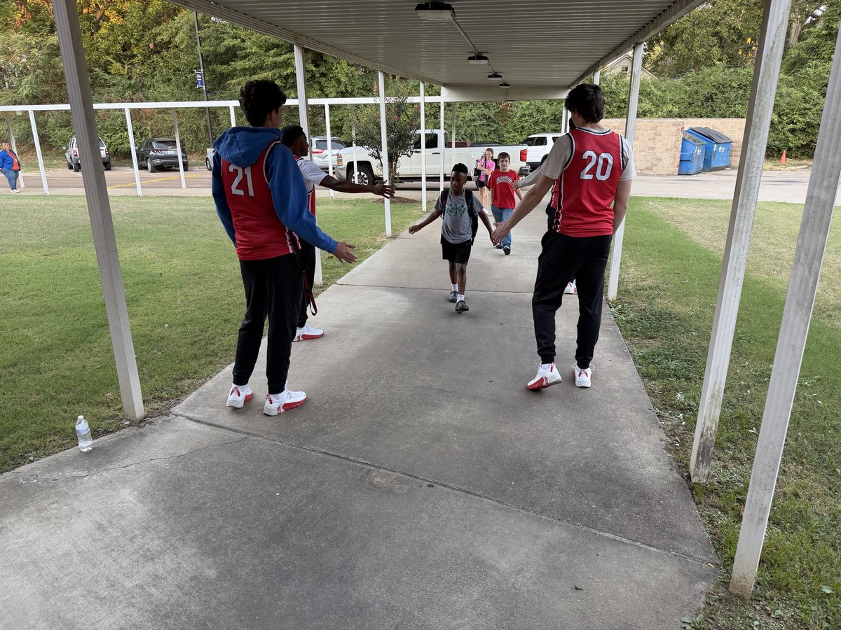 NWCC_MBK's tweet photo. Our guys had a good time this morning at Senatobia Elementary greeting and giving out high-fives during homecoming week! Go Rangers https://t.co/EqVCqCG5Gk