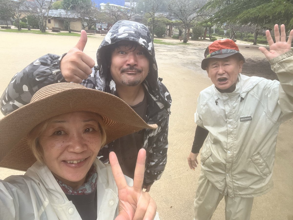 yagairakuichi's tweet photo. 愛媛は道後公演、無事終了！
初日からバラシまで、ジャンジャカジャンジャカずっと雨！
はっきり言うて、
参った！！！

雨の中で共に時を過ごした受け入れの秦さん、ラムちゃん、バラシ手伝ってくれた上松さんに大感謝！
で、雨でも見てくれたみなさんも！ほんとありがとうございました！！！ https://t.co/eeFtJcOoa3