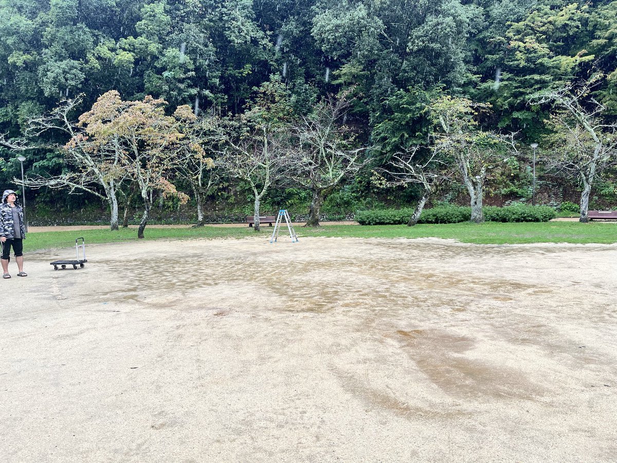 yagairakuichi's tweet photo. 愛媛は道後公演、無事終了！
初日からバラシまで、ジャンジャカジャンジャカずっと雨！
はっきり言うて、
参った！！！

雨の中で共に時を過ごした受け入れの秦さん、ラムちゃん、バラシ手伝ってくれた上松さんに大感謝！
で、雨でも見てくれたみなさんも！ほんとありがとうございました！！！ https://t.co/eeFtJcOoa3
