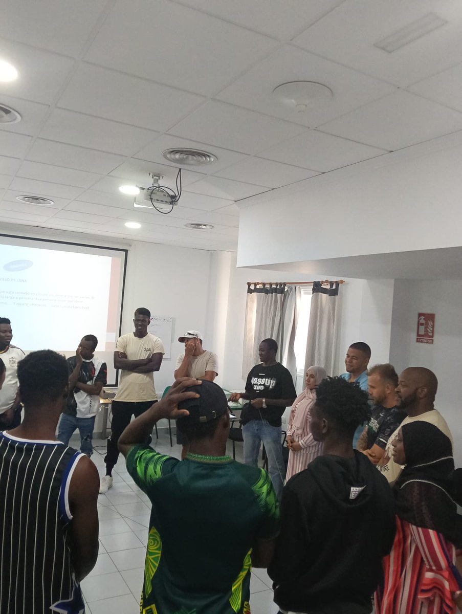 aNOESSO's tweet photo. 💙 El alumnado de Personal de Almacén ha trabajado hoy la autoestima, aprendiendo a reconocer sus fortalezas, valorar sus capacidades y afrontar nuevos retos con mayor confianza.

Creer en nuestras posibilidades también mejora la empleabilidad. 🌱

Programa Incorpora @FundlaCaixa https://t.co/tHBCnbbzP0