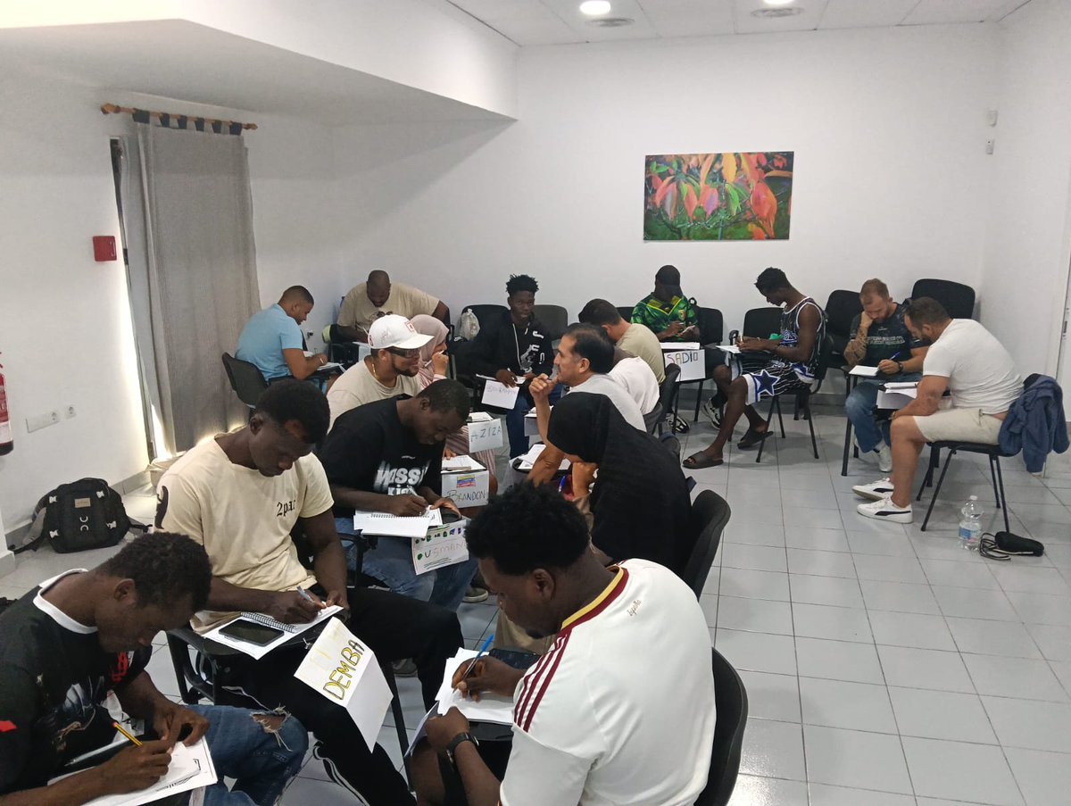 aNOESSO's tweet photo. 💙 El alumnado de Personal de Almacén ha trabajado hoy la autoestima, aprendiendo a reconocer sus fortalezas, valorar sus capacidades y afrontar nuevos retos con mayor confianza.

Creer en nuestras posibilidades también mejora la empleabilidad. 🌱

Programa Incorpora @FundlaCaixa https://t.co/tHBCnbbzP0
