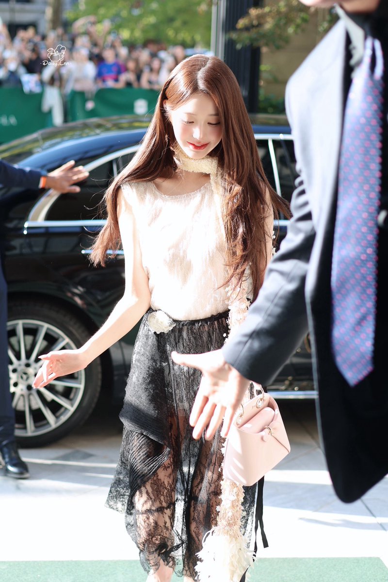 Vanish77ing's tweet photo. Wonyoung’s incomparable beauty lights up Dior PFW.

WONYOUNG IN DIOR
#WonyoungDiorSummer27
#JANGWONYOUNG
#WONYOUNG
#DiorSummer27 @Dior https://t.co/fqmgfwPrOi