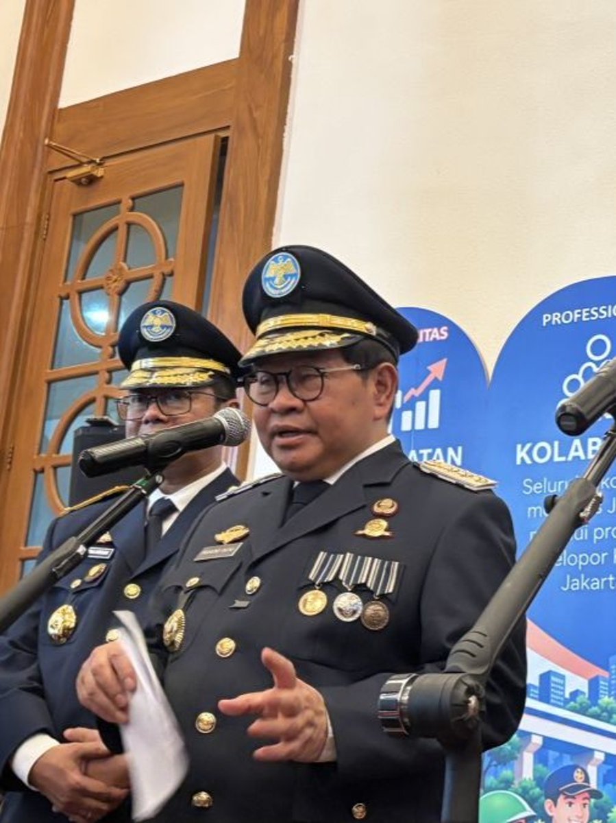 txttransportasi's tweet photo. Pemprov DKI Jakarta akan menaikkan tarif TransJakarta, TransJabodetabek, dan LRT Jakarta, mulai 1 Januari 2027.

Gubernur DKI Jakarta, Pramono Anung, mengatakan penyesuaian tarif dilakukan setelah tarif transportasi umum di Jakarta, salah satunya TransJakarta tidak berubah selama sekitar 20 tahun.

Pramono belum merinci besaran tarif baru untuk masing-masing moda transportasi. Namun, Pramono memastikan penyesuaian tarif tidak akan dilakukan dengan mengabaikan kemampuan masyarakat.

(Kompas)