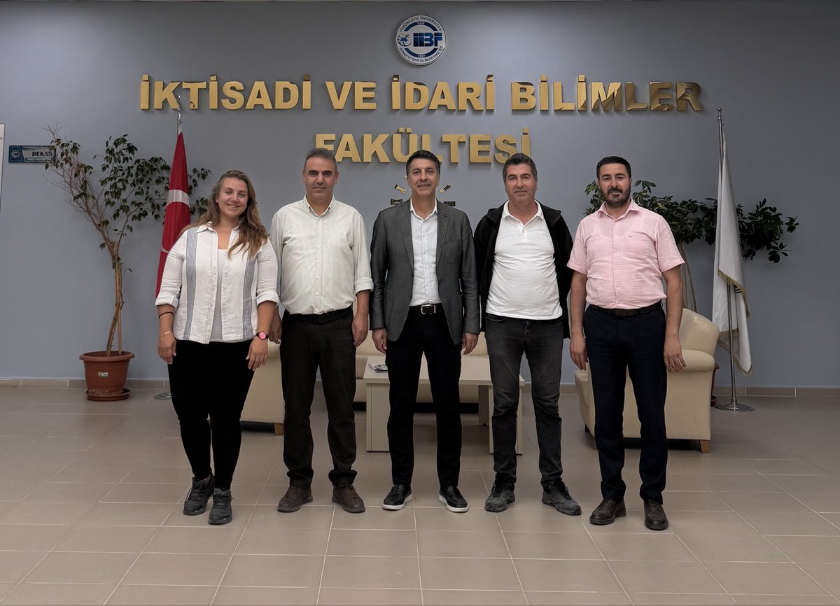VanYYUiiBF's tweet photo. Aramıza yeni katılan 1. sınıf öğrencilerimiz için Oryantasyon Programımızı gerçekleştirdik! 🎓
Dekanımız Prof. Dr. Fevzi Erdoğan, KAGEM Müdürümüz Dr. Öğr. Üyesi Özge Ersezer ve Öğrenci İşleri ekibinin sunumlarıyla öğrencilerimize akademik ve idari süreçleri aktardık. https://t.co/VR8WpNtd5Q
