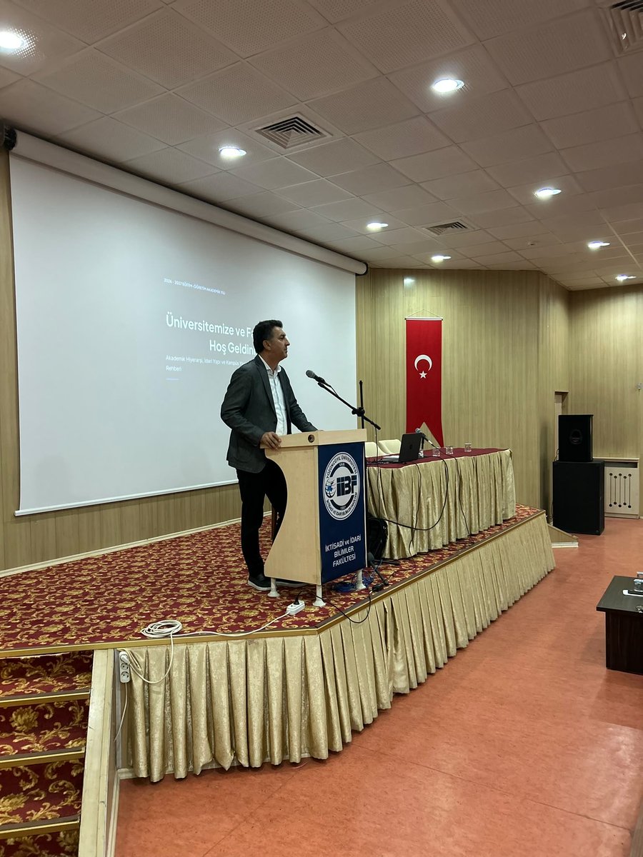 VanYYUiiBF's tweet photo. Aramıza yeni katılan 1. sınıf öğrencilerimiz için Oryantasyon Programımızı gerçekleştirdik! 🎓
Dekanımız Prof. Dr. Fevzi Erdoğan, KAGEM Müdürümüz Dr. Öğr. Üyesi Özge Ersezer ve Öğrenci İşleri ekibinin sunumlarıyla öğrencilerimize akademik ve idari süreçleri aktardık. https://t.co/VR8WpNtd5Q