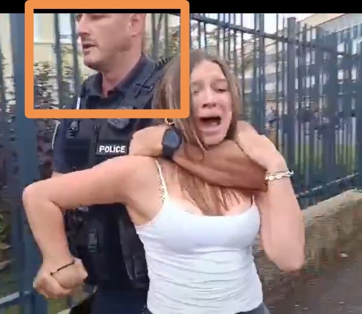 jmusulmans2's tweet photo. Et là les racelards vous n’avez pas l’excuse des « racailles barbares » à qui vous voulez envoyer l’armée.
ACAB éternel.
#giletsjaunes #lycees #lyceens #blocusLycees https://t.co/PWqId2mVLO