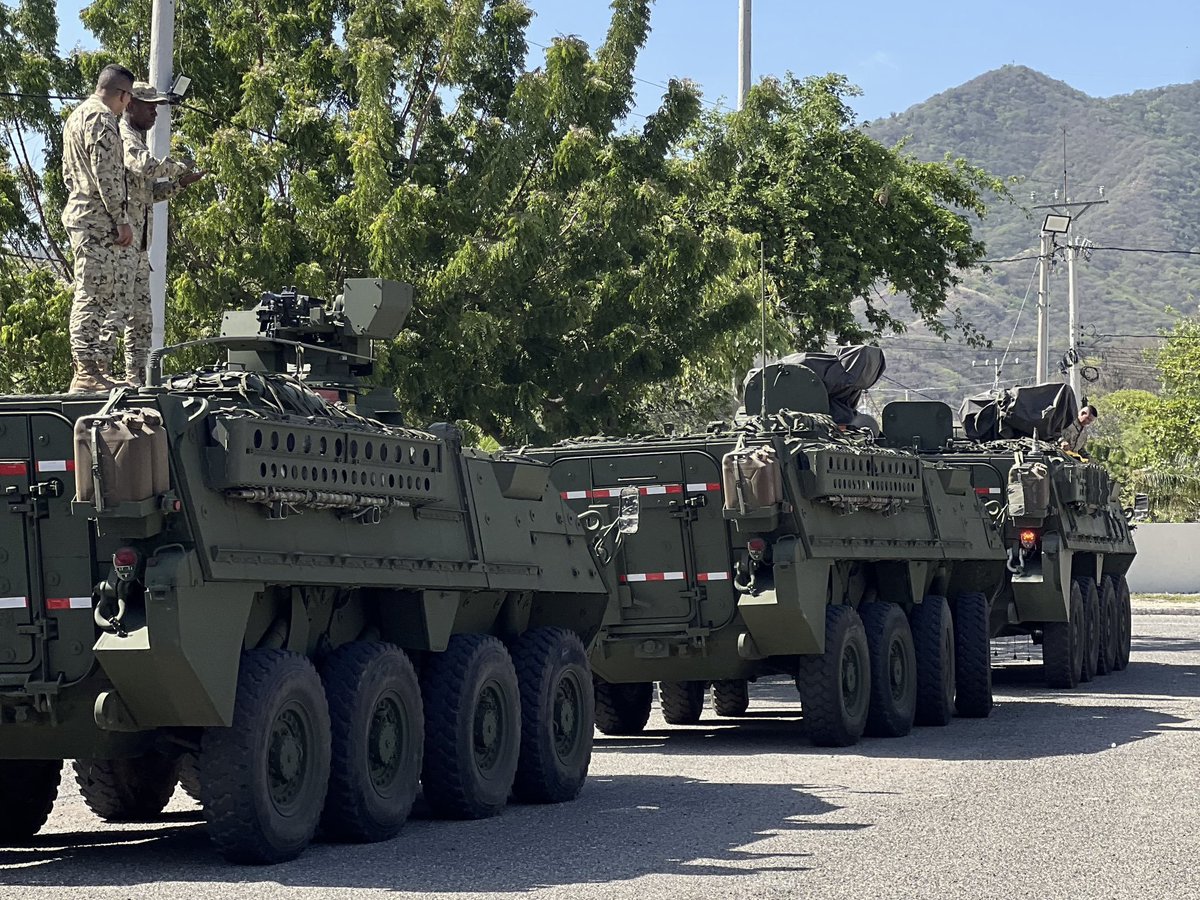 SA_Defensa's tweet photo. 📍Santa Marta, #Colombia (🇨🇴)

The @COL_EJERCITO has deployed an additional 500 personnel alongside LAV III &amp; M1117 APCs to reinforce security measures.

Additionally, aircraft &amp; riverine assets have been deployed in the region. https://t.co/kU0vn3cX0s