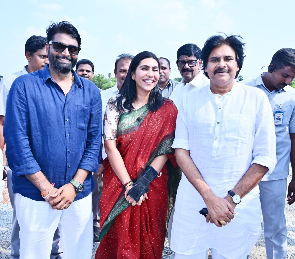 Jspharishkumar's tweet photo. పల్లె పండుగ 3.0 కార్యక్రమంలో భాగంగా మన కళ్యాణ్ గారి సొంత జిల్లా నెల్లూరు జిల్లా, ఉదయగిరికి విచ్చేసిన ఆంధ్రప్రదేశ్ ఉప ముఖ్యమంత్రి @APDeputyCMO , మన @JanaSenaParty జనసేనాని శ్రీ కొణిదెల @PawanKalyan గారిని మర్యాదపూర్వకంగా కలిసి ఘనంగా స్వాగతించడం ఎంతో ఆనందంగా, గర్వంగా అనిపించింది.

జై జనసేన! 
జై పవన్ కళ్యాణ్ గారు! 
@AjayaKumarJSP @itsRamTalluri @JSPShatagniTeam @JSPVeeraMahila 
#janasena #janasenaparty #pawankalyan
