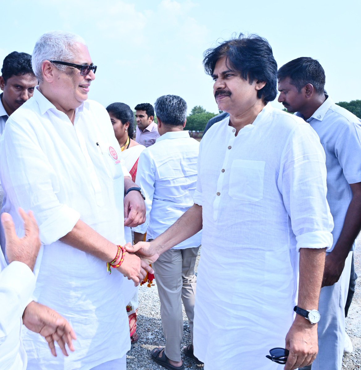 Jspharishkumar's tweet photo. పల్లె పండుగ 3.0 కార్యక్రమంలో భాగంగా మన కళ్యాణ్ గారి సొంత జిల్లా నెల్లూరు జిల్లా, ఉదయగిరికి విచ్చేసిన ఆంధ్రప్రదేశ్ ఉప ముఖ్యమంత్రి @APDeputyCMO , మన @JanaSenaParty జనసేనాని శ్రీ కొణిదెల @PawanKalyan గారిని మర్యాదపూర్వకంగా కలిసి ఘనంగా స్వాగతించడం ఎంతో ఆనందంగా, గర్వంగా అనిపించింది.

జై జనసేన! 
జై పవన్ కళ్యాణ్ గారు! 
@AjayaKumarJSP @itsRamTalluri @JSPShatagniTeam @JSPVeeraMahila 
#janasena #janasenaparty #pawankalyan