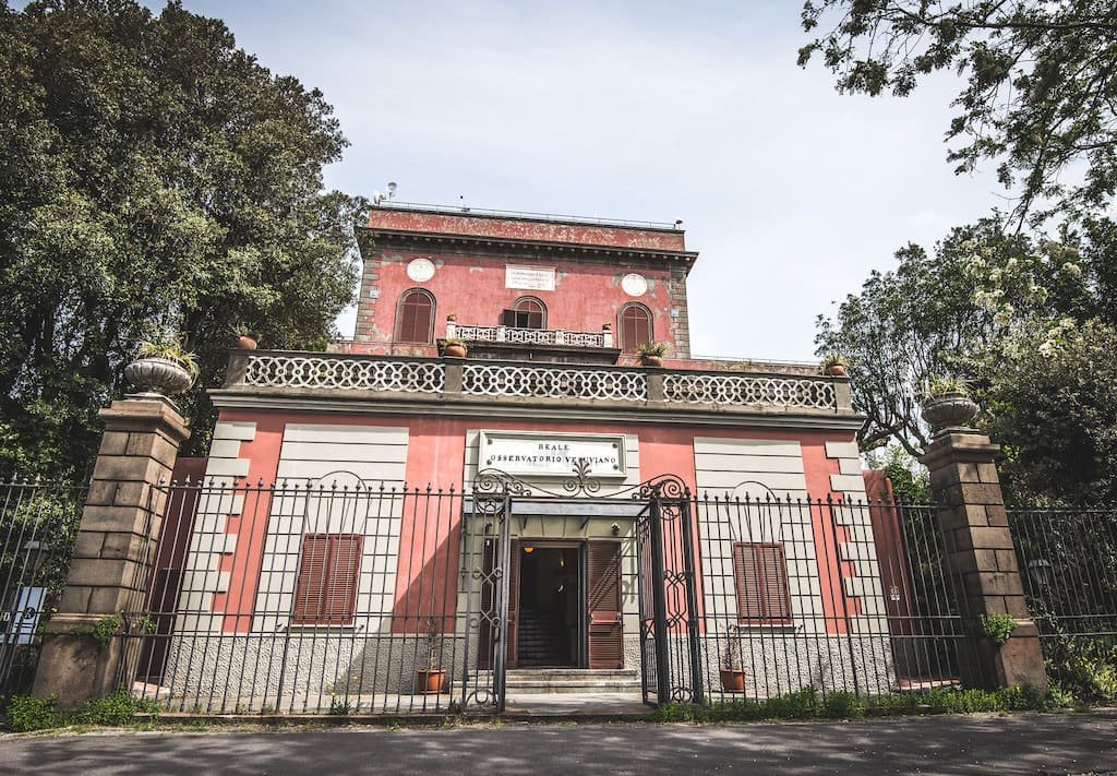 Cica7981's tweet photo. L’Osservatorio Vesuviano (INGV), costruito per volere del re delle due Sicilie Ferdinando II di Borbone, è il più antico centro Vulcanologico, Sismologico e Meteorologico del mondo. https://t.co/hFnzAKfW7Q