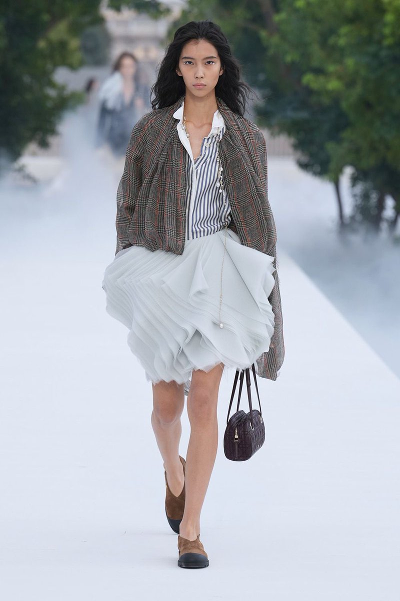 Lesflappers's tweet photo. Look 47 from dior ss27 by Anderson was inspired by Christian Dior’s Zig Zag collection https://t.co/fdQOkpPFGW