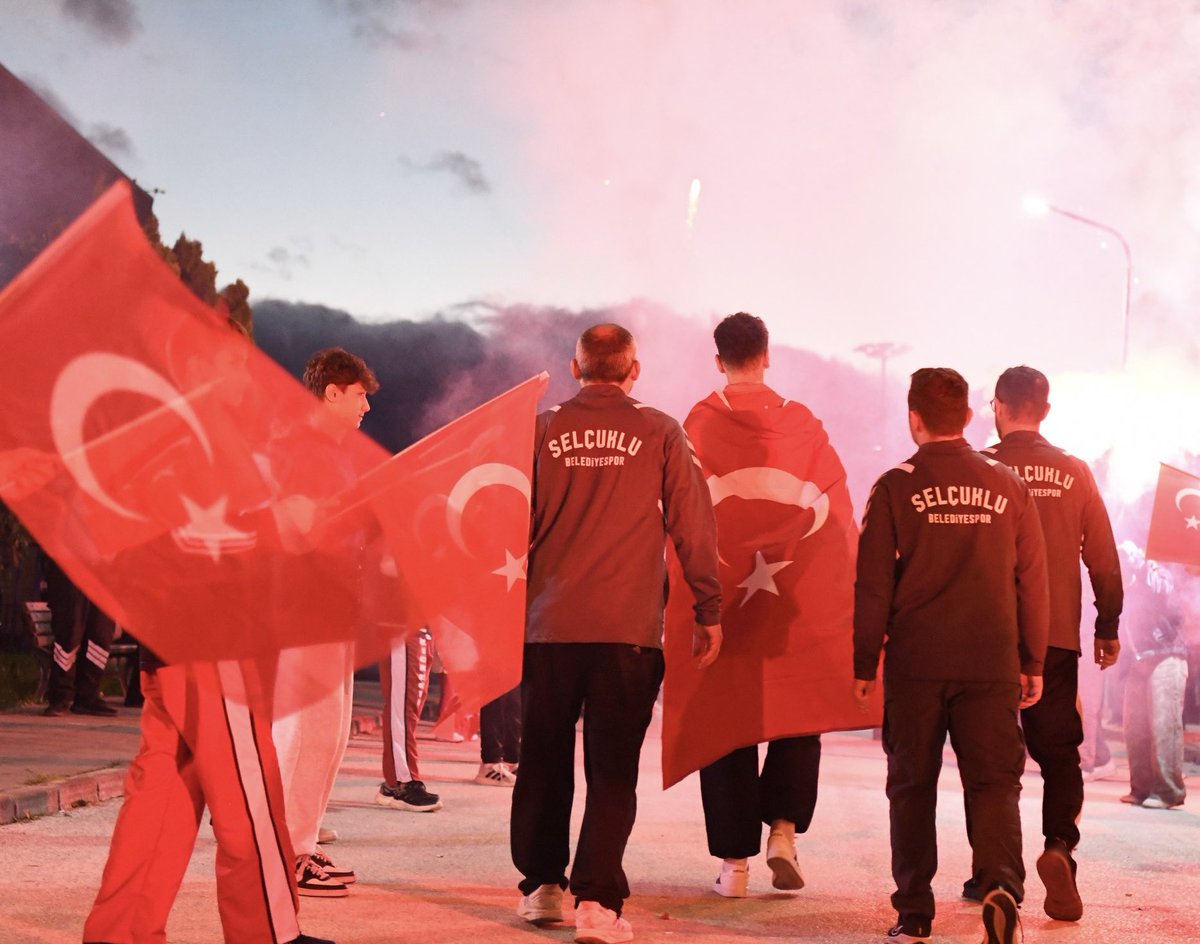 Selcuklubelspor's tweet photo. Dünya Şampiyonumuz Milli Sporcu Mert Can Akarsu’ya coşkulu karşılama! 🇹🇷🥇

İtalya’da düzenlenen Gençler Dünya Kick Boks Şampiyonası’nda altın madalya kazanarak Dünya Şampiyonu olan sporcumuz Mert Can Akarsu, kulübümüzün sporcuları, ailesi ve arkadaşlarının katıldığı anlamlı bir törenle karşılandı. 

#SporunMerkeziSelçuklu
