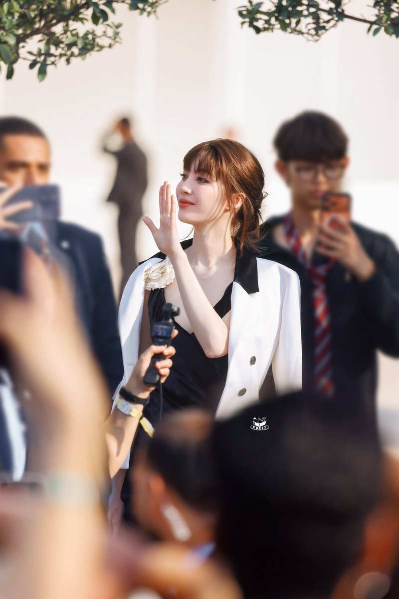 fruitday1128's tweet photo. 👋👋

LINGORM BA DIOR AT PFW
#DiorSummer27xLingOrm https://t.co/GaivFHfjoZ