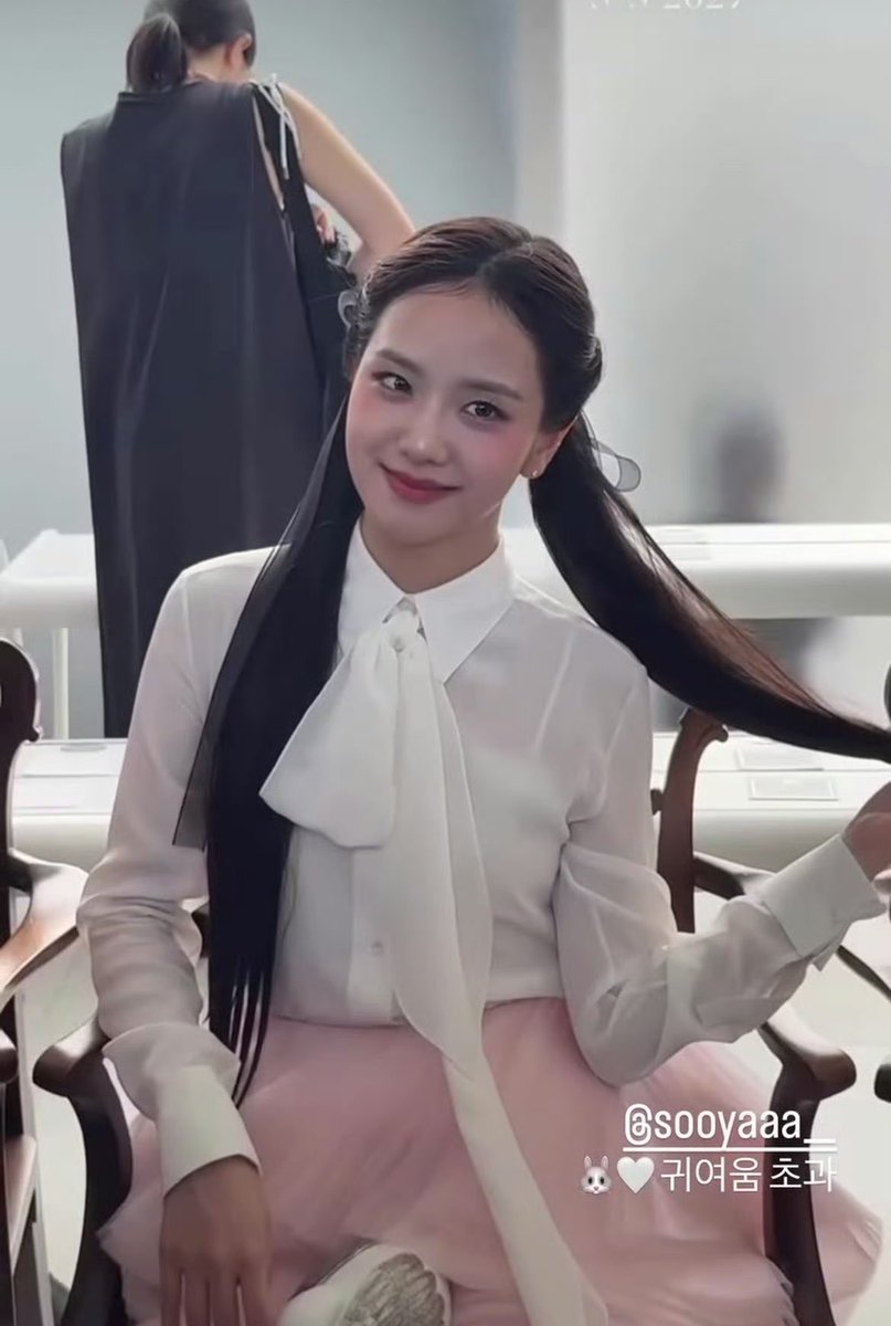 Yem7zl2's tweet photo. Looking mesmerizing as ever as she takes her rightful seat at the show.

HUMAN DIOR JISOO AT PFW
#JISOOxDiorSummer27 https://t.co/lWutTVt7AZ