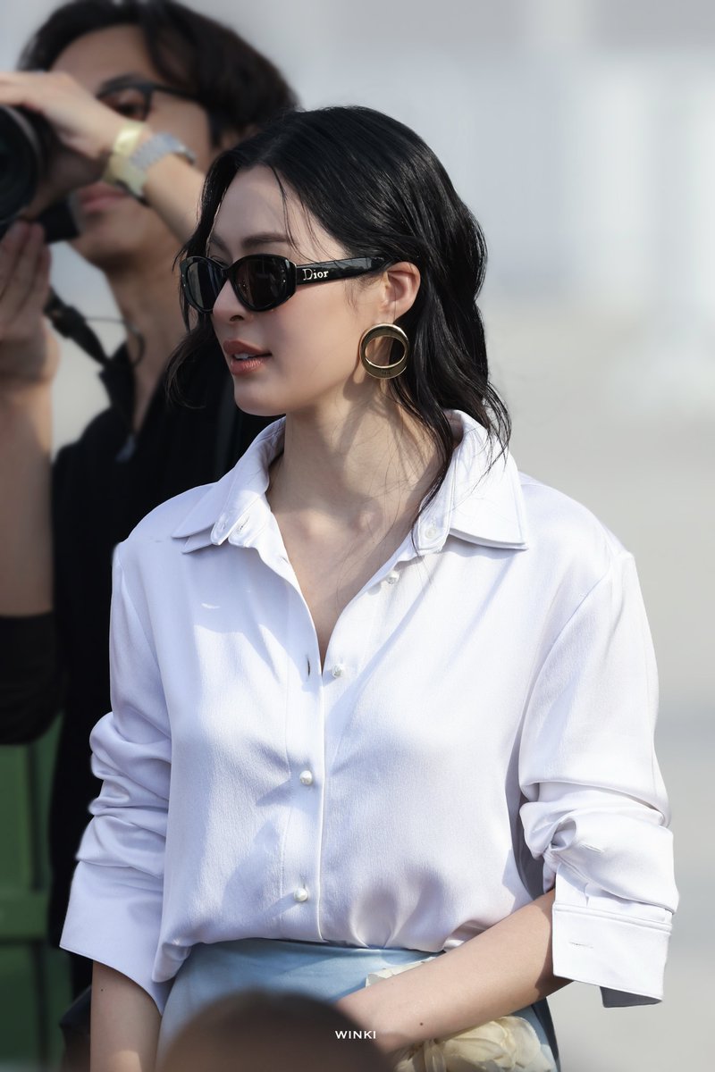 winkiloka_lo's tweet photo. 260929 Dior - off work 
🖤

LINGORM BA DIOR AT PFW
#DiorSummer27xLingOrm
#LinglingKwong #LingLingKwongxDiorSummer27
#LingOrm #Dior #DiorSummer27 #PFW

@linglingsirilak @Dior @XFashion https://t.co/yME9Pp2zQs