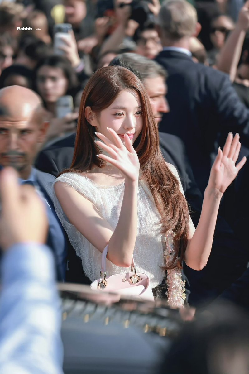 Vanish77ing's tweet photo. Wonyoung’s radiant grace mesmerizes Dior’s Paris show.

WONYOUNG IN DIOR
#WonyoungDiorSummer27
#JANGWONYOUNG
#WONYOUNG
#DiorSummer27 @Dior https://t.co/kE0WDF7fTm