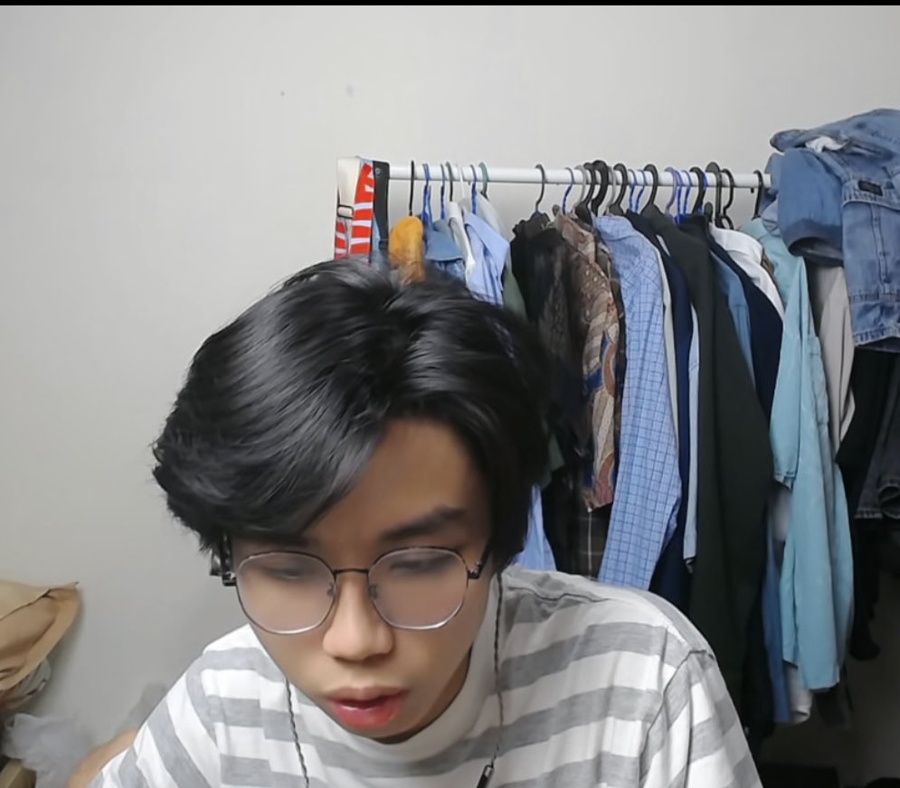 nekawid's tweet photo. Udah seabad gak liat kevin dengan jemuran bajunya tanpa streaming games dan tanpa marah-marah 😜 adem bgt vinn

Btw, naksir rambut kevin bgtbgtbgt. 

ini iklan shampo blm ada yg mau masukkk apaaa? wkwk 😭🫶🏻 #imkevin https://t.co/Py8eNrG3mZ