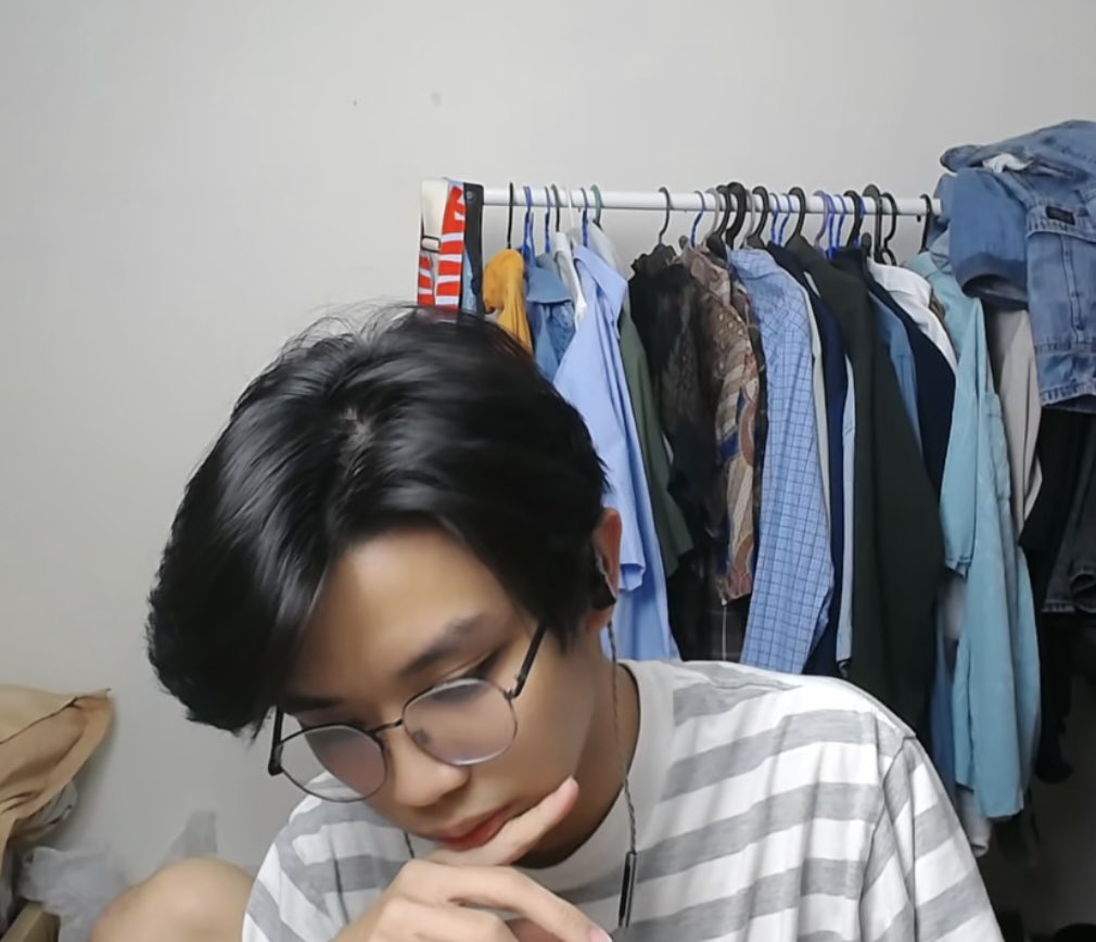 nekawid's tweet photo. Udah seabad gak liat kevin dengan jemuran bajunya tanpa streaming games dan tanpa marah-marah 😜 adem bgt vinn

Btw, naksir rambut kevin bgtbgtbgt. 

ini iklan shampo blm ada yg mau masukkk apaaa? wkwk 😭🫶🏻 #imkevin https://t.co/Py8eNrG3mZ