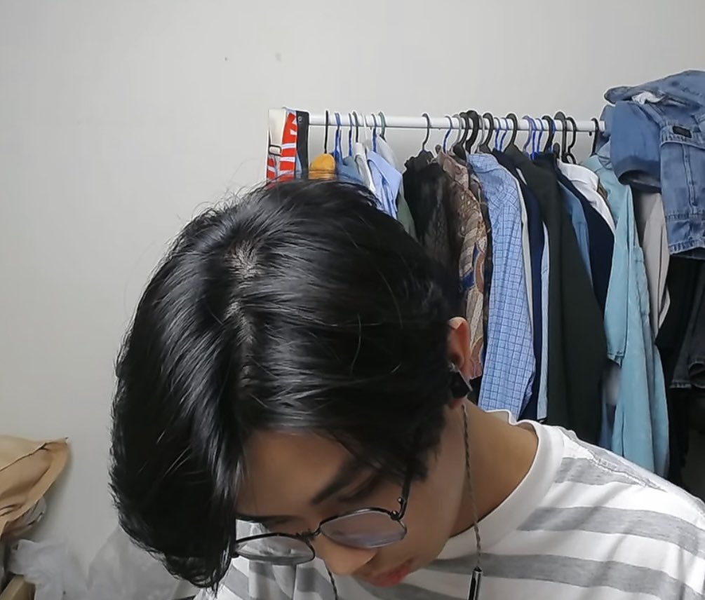 nekawid's tweet photo. Udah seabad gak liat kevin dengan jemuran bajunya tanpa streaming games dan tanpa marah-marah 😜 adem bgt vinn

Btw, naksir rambut kevin bgtbgtbgt. 

ini iklan shampo blm ada yg mau masukkk apaaa? wkwk 😭🫶🏻 #imkevin https://t.co/Py8eNrG3mZ