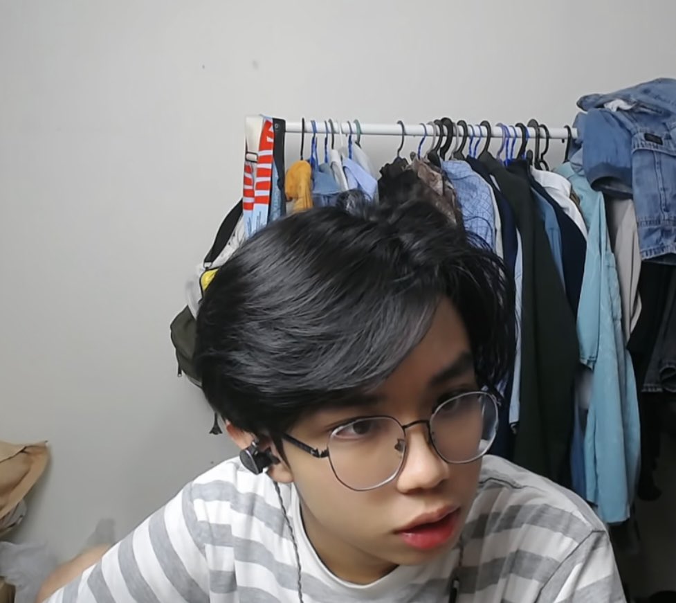 nekawid's tweet photo. Udah seabad gak liat kevin dengan jemuran bajunya tanpa streaming games dan tanpa marah-marah 😜 adem bgt vinn

Btw, naksir rambut kevin bgtbgtbgt. 

ini iklan shampo blm ada yg mau masukkk apaaa? wkwk 😭🫶🏻 #imkevin https://t.co/Py8eNrG3mZ