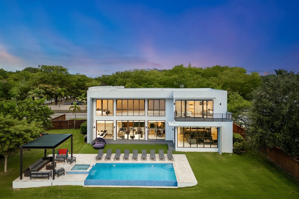JatinaGroup's tweet photo. Designed around the natural beauty of its surroundings, Villa Lago is a serene lakefront escape in the heart of Miami. Floor-to-ceiling impact windows bring in sweeping lake views and beautiful golden-hour light, while the open-concept layout flows effortlessly across two levels. https://t.co/CGEKaZmxeL