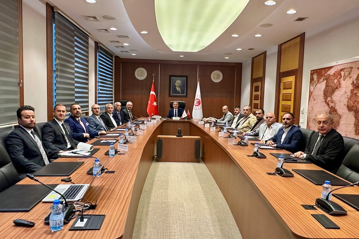 agri_esob's tweet photo. Birlik Başkanımız Arif Yıldıray HATUNOĞLU ve beraberindeki Oda Başkanlarımız, Ticaret Bakan Yardımcımız Sn. Mahmut GÜRCAN’ı makamında ziyaret etti.

Ağrı’daki esnaf ve sanatkârlarımızın talep ve beklentilerini, karşılaştıkları sorunları ve çözüm önerilerini ⬇️ https://t.co/am7QUFGUcD