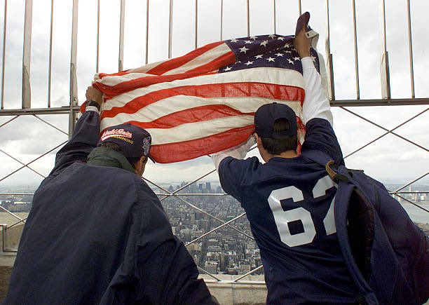 25YearsAgoLive's tweet photo. The Empire State Building reopens its observation deck after 18 days of closure, with heavy police guard.

Despite concerns that tourists would be deterred by fear of tall buildings, the queue stretches for blocks. https://t.co/0DJSiUm5J4