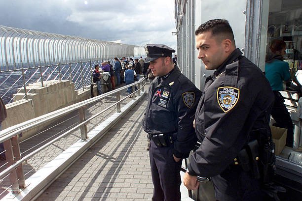 25YearsAgoLive's tweet photo. The Empire State Building reopens its observation deck after 18 days of closure, with heavy police guard.

Despite concerns that tourists would be deterred by fear of tall buildings, the queue stretches for blocks. https://t.co/0DJSiUm5J4