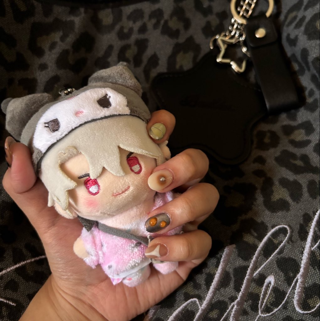 cloudyejun's tweet photo. 🩶⛓️ https://t.co/W2pXDAid6I