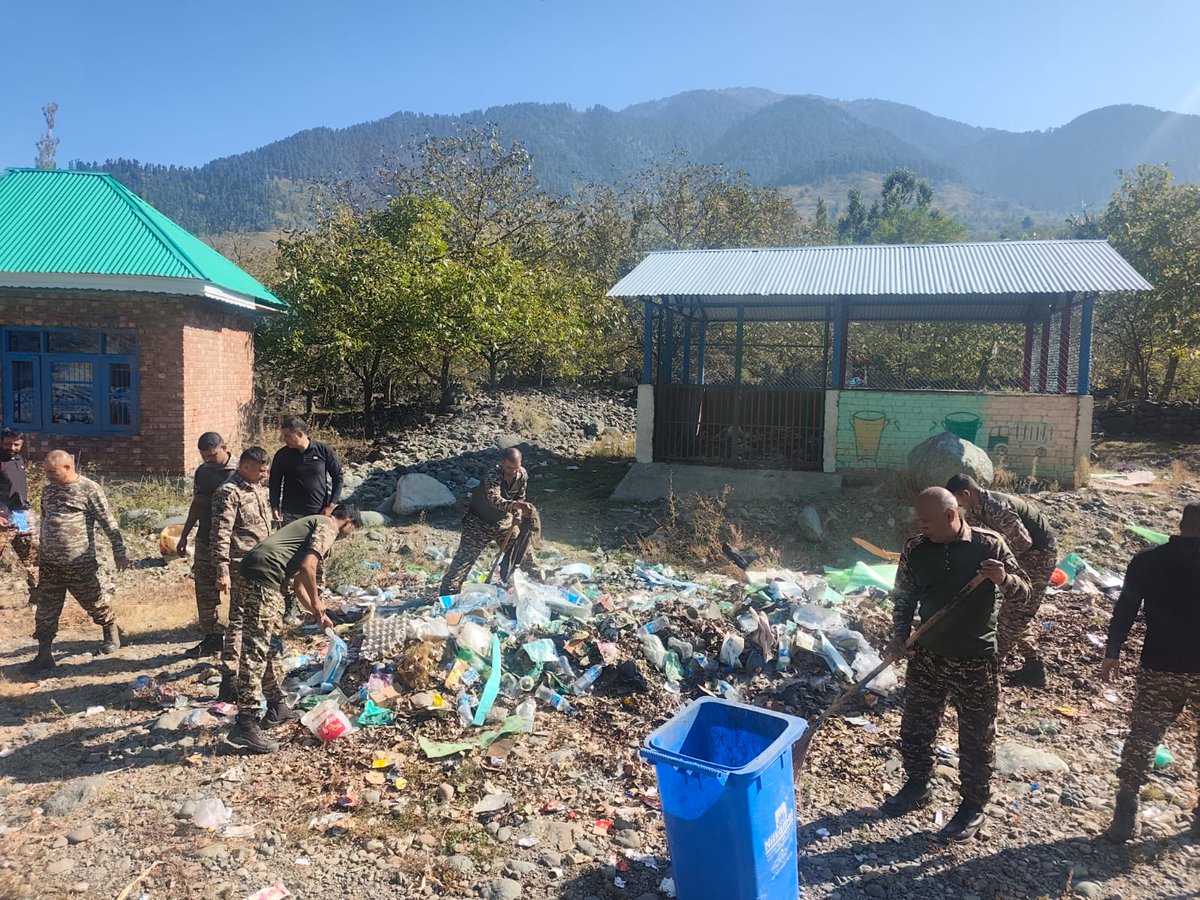 164Pro's tweet photo. Swachhata Hi Seva(SHS) campaign-2026 conducted at 164 BN, CRPF. #SHS2026 #SwachhataHiSeva2026 "Ek Din, Ek Ghanta, Ek Saath" Organized by the Unit at at C/164Bn Outer Camp Area, Gadool, Dist-Anantnag (J&amp;K) on 29/09/2026. https://t.co/CD2XchEvDC
