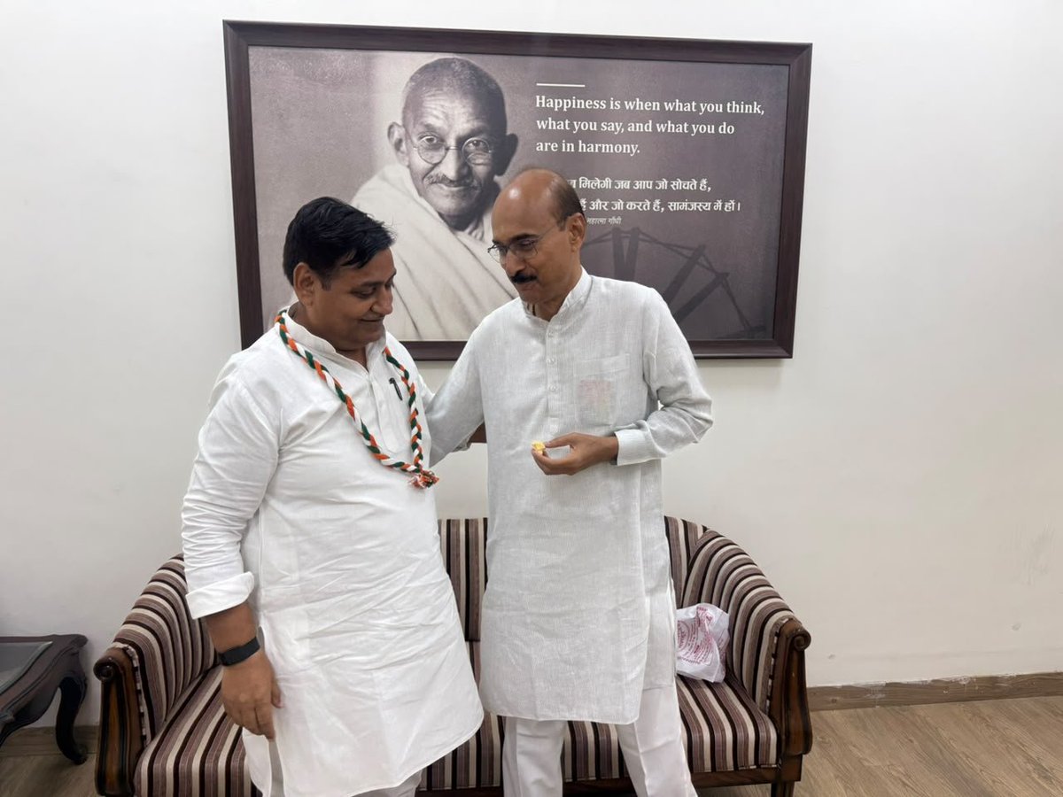 PParashar60's tweet photo. जालोर नगर परिषद चुनाव 2026 में कांग्रेस पार्टी की विजय के उपरांत आज जयपुर में राजस्थान प्रदेश कांग्रेस कमेटी के अध्यक्ष श्री गोविंद सिंह डोटासरा जी से मुलाकात कर उन्हें बधाई दी।

इस ऐतिहासिक विजय के लिए जालोर नगर की देवतुल्य जनता, सभी प्रमुख पदाधिकारियों एवं कांग्रेस के समर्पित कार्यकर्ताओं का हार्दिक आभार एवं धन्यवाद।

यह जीत आप सभी के विश्वास, सहयोग, अथक मेहनत और समर्पण का परिणाम है।

@GovindDotasra